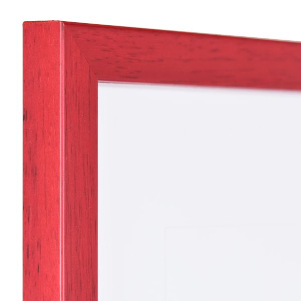 Vista de la esquina de un marco de fotos estrecho, lacado en rojo, con estructura de madera visible y superficie lisa
